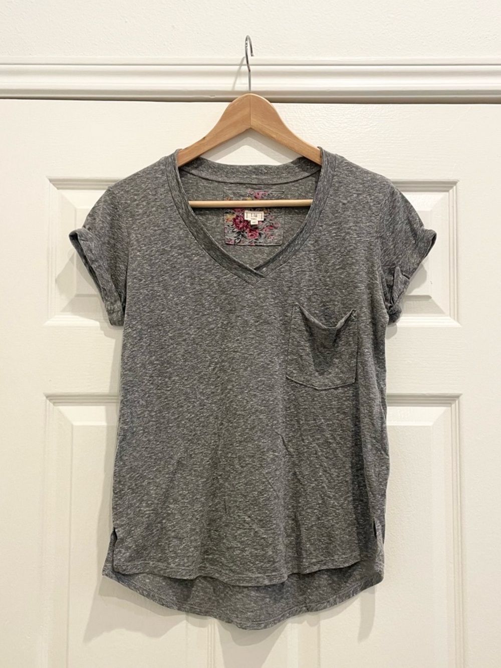 Anthropologie t. la heather grey v-neck pocket t-shirt, XS